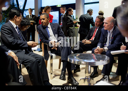 Präsident Barack Obama trifft sich mit Präsident Hu Jintao Chinas, an der Seite des G20-Gipfels 3. November 2011 in Cannes, Frankreich. Rechts sind Finanzminister Timothy Geithner und Stabschef Bill Daley. Stockfoto