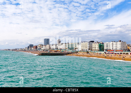 Sonne-Badegäste und entspannenden Schwimmer am Ocean Beach in Brighton, England. Stockfoto