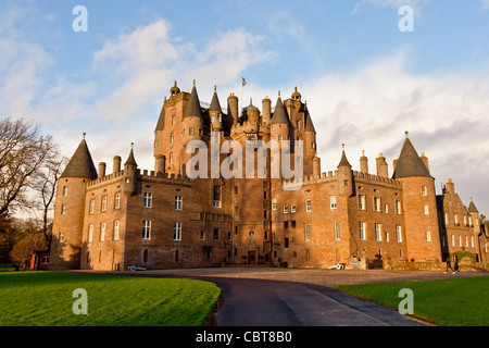 Zeigen Sie in der Abenddämmerung von Glamis Castle, Schottland Einstellung für Macbeth und Elternhaus der Königin-Mutter an Stockfoto