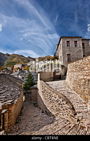 Syrrako Dorf, einer der schönsten griechischen Bergdörfern auf Tzoumerka Berge, Ioannina, Epirus, Griechenland Stockfoto