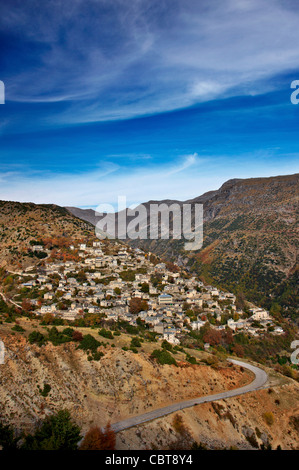 Syrrako Dorf, einer der schönsten griechischen Bergdörfern auf Tzoumerka Berge, Ioannina, Epirus, Griechenland Stockfoto