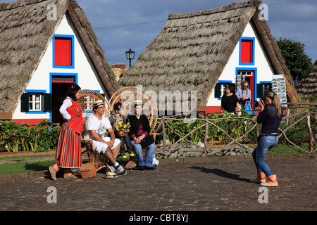 fotografiert vor traditionellen dreieckigen Einfamilienhäuser bei Santana Madeira Portugal Europe. Foto: Willy Matheisl Stockfoto