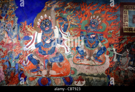 Ein Wandbild der zornigen Menschen, wahrscheinlich Aspekte von Shri Devi, Palden Lhamo, die herrliche Göttin mit ihren roten Haaren. Stockfoto