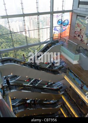 dh VICTORIA PEAK HONG KONG Peak Tower Straßenbahn Terminalgebäude innere Rolltreppe Stockfoto