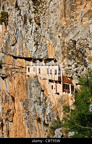 Das heilige Kloster Kipina, hängen von einer Klippe in Tzoumerka Bergregion, Ioannina, Epirus, Griechenland Stockfoto