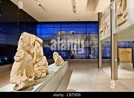 Innenansicht des Akropolis-Museums (neu). Im Hintergrund durch das Glas sehen Sie die Akropolis und das Parthenon. Stockfoto