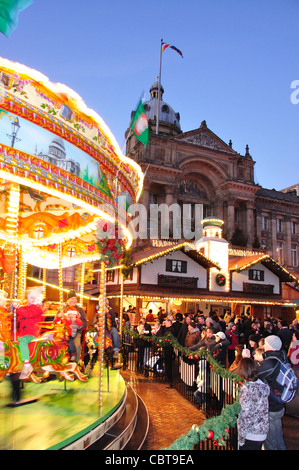 Kinderkarussell im Frankfurter Weihnachtsmarkt, Victoria Square, Birmingham, West Midlands, England, Vereinigtes Königreich Stockfoto