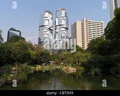 Dh Hong Kong Park CENTRAL HONG KONG Garden Park See und Lippo Center Türme Wolkenkratzer moderne Gärten Stockfoto