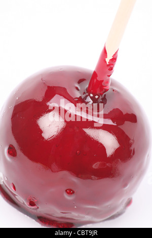 Red Taffy Apple mit weißem Hintergrund Stockfoto
