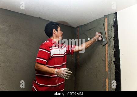 Hispanic Mann aus Mexiko, der sein eigenes Baugeschäft in den USA arbeitet ersetzt Dusche. Herr © Myrleen Pearson Stockfoto