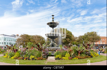 Ein Springbrunnen in einem Park in Brighton, England. Stockfoto