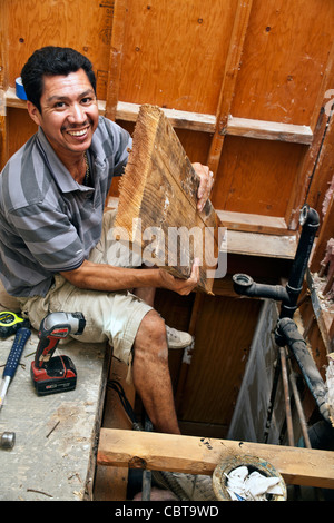 Porträt von Hispanic Mann aus Mexiko, der sein eigenes Baugeschäft in den USA arbeitet ersetzt im Obergeschoss Dusche. Herr © Myrleen Pearson Stockfoto