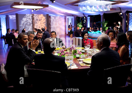 Präsident Barack Obama und First Lady Michelle Obama Gastgeber ein Abendessen für Staats-und Regierungschefs während des APEC-Gipfels 12. November 2011 in Honolulu, Hawaii. Stockfoto