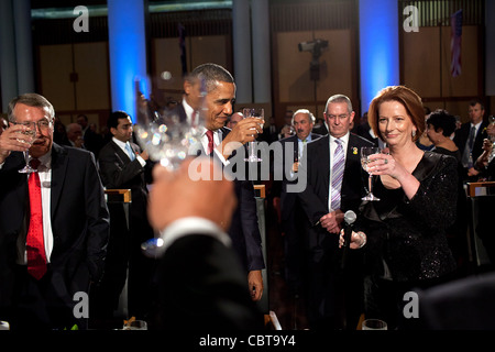 Premierminister Julia Gillard schlägt einen Toast, Präsident Barack Obama während der parlamentarischen Abendessen im Parliament House 16. November 2011 in Canberra, Australien. Stockfoto