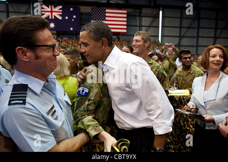 Präsident Barack Obama und australische Premierminister Julia Gillard begrüßen die Mitglieder der Royal Australian Air Force nach Abgabe von Bemerkungen zu den USA und Australien Bündnis 17. November 2011 in Darwin, Australien. Stockfoto