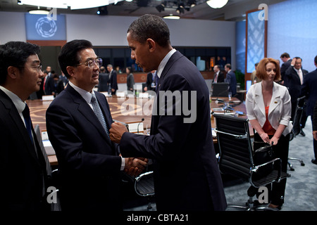 Präsident Barack Obama spricht mit Präsident Hu Jintao von China am Ende einer Sitzung während des APEC-Gipfels 13. November 2011 in Honolulu, Hawaii. Stockfoto