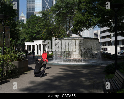 dh Hong Kong Park CENTRAL HONG KONG Leute fotografieren Brunnen paar im park Stockfoto