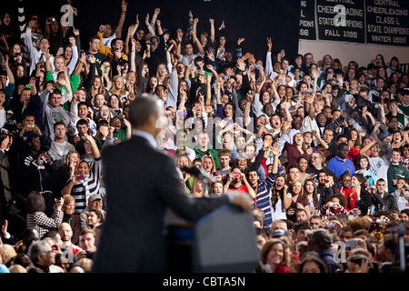 Die Zuschauer jubeln wie Präsident Barack Obama Hinweise auf die American Jobs Act in Manchester Central High School 22. November 2011 in Manchester, NH liefert. Stockfoto