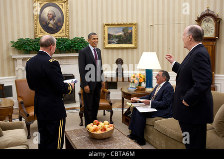 Präsident Barack Obama trifft sich mit, von links: General Martin Dempsey, Vorsitzender der Joint Chiefs Of Staff, Verteidigungsminister Leon Panetta und National Security Advisor Tom Donilon im Oval Office 22. November 2011 in Washington, DC. Stockfoto