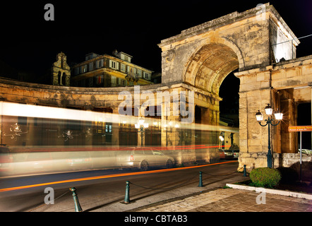 Ein Bus vorbei durch St George Tor am Palast des Heiligen Georg und Michael, Corfu Town, Korfu, Griechenland Stockfoto