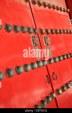 Alte rote Tür des Tempels in der verbotenen Stadt Peking china Stockfoto