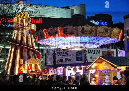 Kirmes in der Abenddämmerung, Frankfurter Weihnachtsmarkt, Centenary Square, Birmingham, West Midlands, England, Vereinigtes Königreich Stockfoto