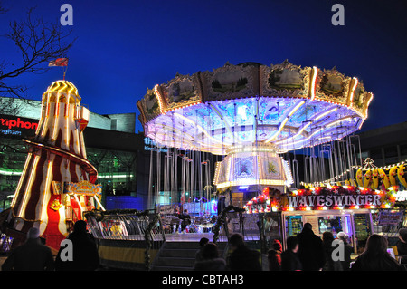 Kirmes in der Abenddämmerung, Frankfurter Weihnachtsmarkt, Centenary Square, Birmingham, West Midlands, England, Vereinigtes Königreich Stockfoto