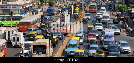 Staus auf Innenstadt Autobahn Bandra, Andheri, Santacruz und Zugang Route zum BKC Complex in Mumbai, Indien Stockfoto