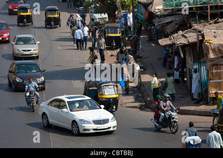 Mercedes S Class Luxus-Limousine und Auto-Rikschas unter Verkehr in Bandra in der Nähe von komplexen BKC in Mumbai, Indien Stockfoto
