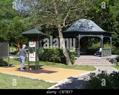 dh Pok Fu Lam Country Park VICTORIA PEAK HONGKONG Ältere chinesen trainieren im Übungspark Menschen gesund china Stockfoto