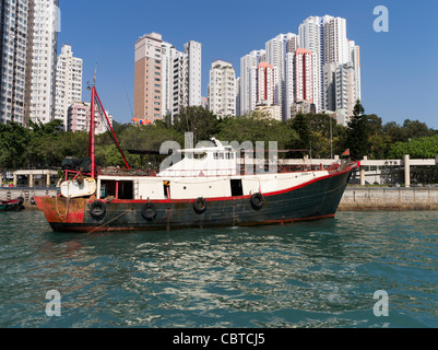 dh Hafenboot ABERDEEN HONG KONG Angeln Junk in Ankerplatz Hochhaus Wohnwohnungen Boot chinesischen china Ost Tiefsee Boote Stockfoto