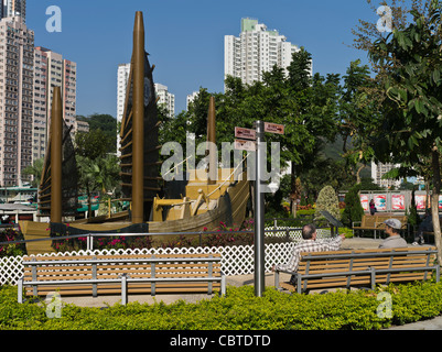 dh AP Lei Chau Park ABERDEEN HAFEN HONG KONG INSEL Chinesische Promenade Parks ältere alte Männer männlich china Stockfoto