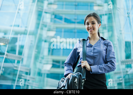 Kaukasische Geschäftsfrau Holding Aktentasche im freien Stockfoto