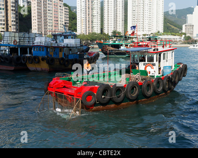 Dh Hafen Aberdeen ABERDEEN HONG KONG Baggerarbeiten Boot für Müll Reinigung bis Anchorage saubere Umwelt sammeln Stockfoto