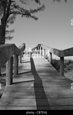 Die Promenade führt bis zum höchsten Punkt auf Anna Maria Island, Bean Point, mit Blick auf den Golf von Mexiko und Egmont Key. Stockfoto