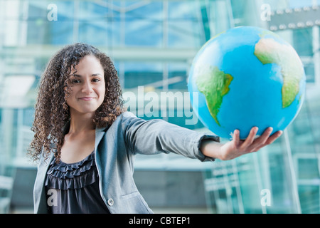 Kaukasische Geschäftsfrau Holding Globus Stockfoto