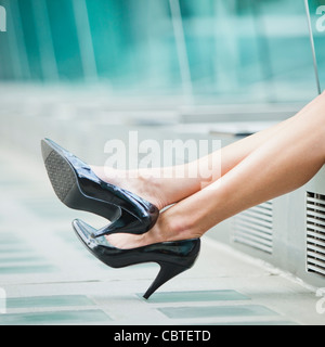 Kaukasische Geschäftsfrau Beine tragen hochhackige Schuhe Stockfoto