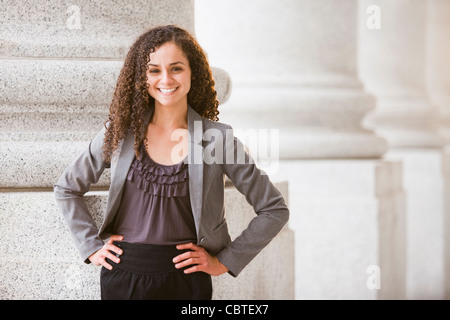 Lächelnd kaukasischen Geschäftsfrau im Freien stehen Stockfoto