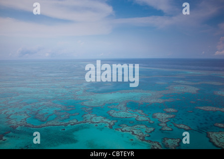 Luftaufnahmen der spektakuläre Great Barrier Reef in der Nähe der Whitsunday Islands in Queensland, Australien. Stockfoto