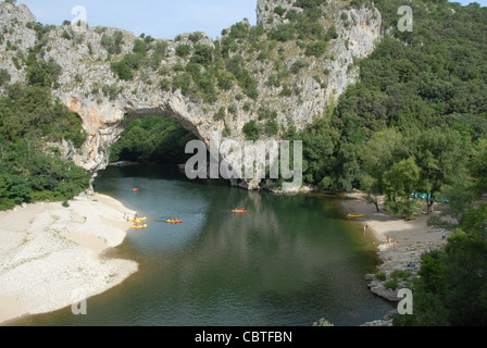 Die Pont d ' Arc an der Ardèche in Südfrankreich, ein beliebtes Ziel zum Paddeln und Kanus Stockfoto