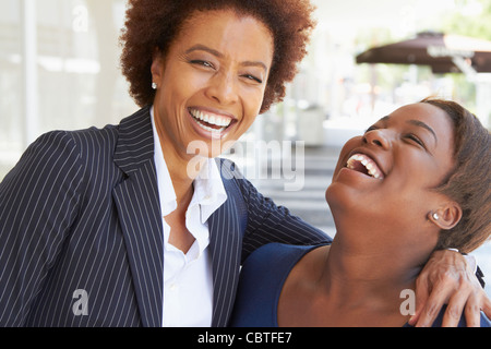 Lachen, African American Mutter und Tochter Stockfoto