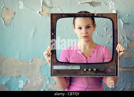 Frau mit alten tv-Rahmen Stockfoto