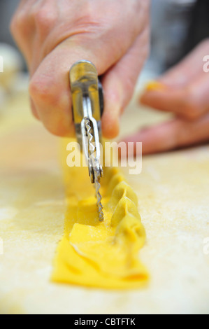 Koch schneiden hausgemachte Agnolotti Teigwaren Stockfoto