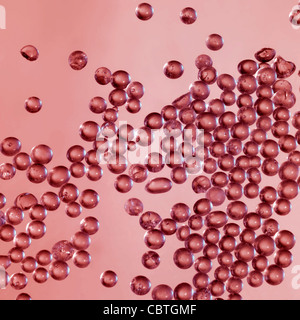 abstrakte Wissenschaft Hintergrund zeigt viele transparente Kügelchen im Licht rot zurück Stockfoto