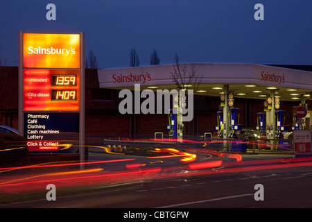 Sainsburys Kraftstoff Garage Vorplatz bei Nacht, England, Europa Stockfoto