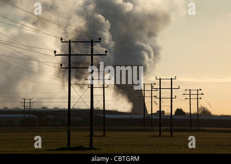 Rauch und Dampf steigt aus Kühltürmen eine Kohle gefeuert stromerzeugende Kraftwerk, uk Stockfoto