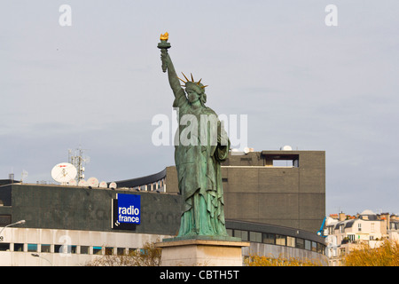 Freiheitsstatue auf der Île Aux Cygnes, Paris, Frankreich Stockfoto