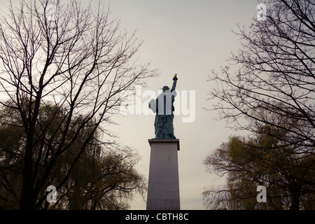 Freiheitsstatue auf der Île Aux Cygnes, Paris, Frankreich Stockfoto