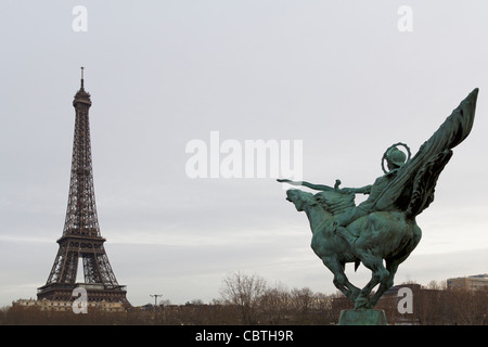 "La France Renaissante" Statue des dänischen Bildhauers Holger Wederkinch, Bir-Hakeim-Brücke, Paris, Frankreich Stockfoto