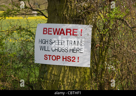 Stoppschild HS2 high-Speed Rail auf Baum Stockfoto